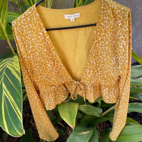 The cutest yellow tie top - Picture 3 of 4